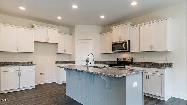 Foto del edificio - Room in House on Burford Wy