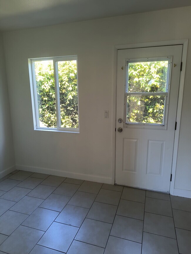 Puerta trasera - 1457 W 219th St