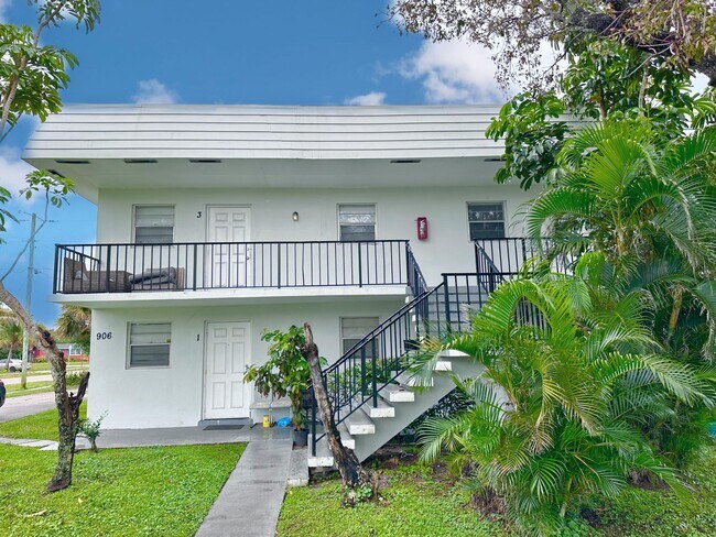 Building Photo - 906 Foresteria Dr