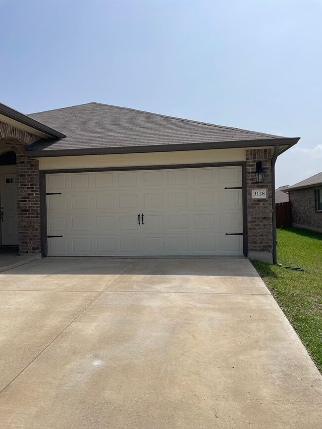 Foto del edificio - Available Now | Modern Single-Story 3 Bed, 2 Bath | Separate Office/Den | Big Yard | Pet Restrict...