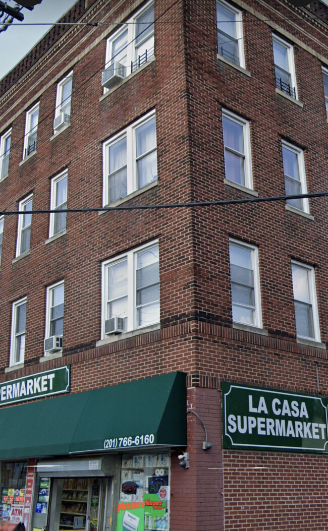 Building Photo - 6700 Park Ave