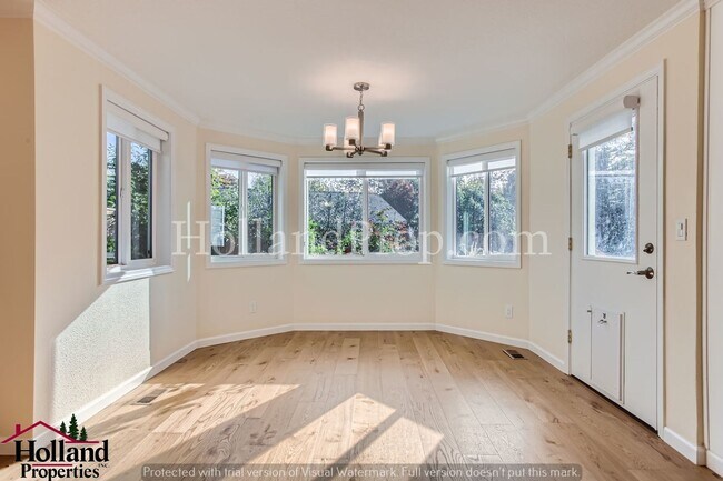 Building Photo - Beautiful 4 bedroom home located in the So...