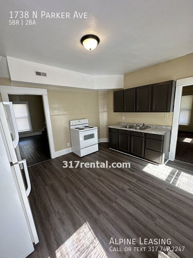 Building Photo - Huge 5BR/2BA with 2-Car Garage/Workshop!
