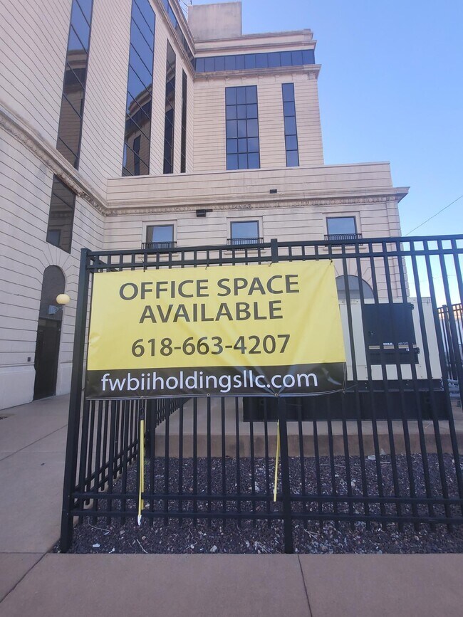 2 N Vine St Unit 4th Floor, Harrisburg, IL 62946 Room for Rent in