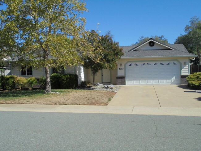 Foto del edificio - 3 bedroom home in Shasta Lake