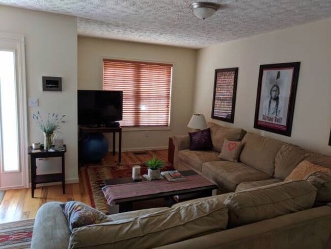 Building Photo - Immaculate END Unit 3 Br, 2.5 ba townhouse...