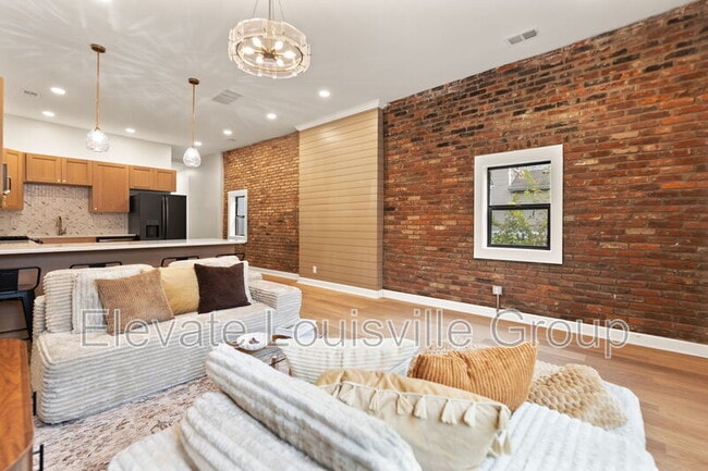 Photo - 825 E Chestnut St House