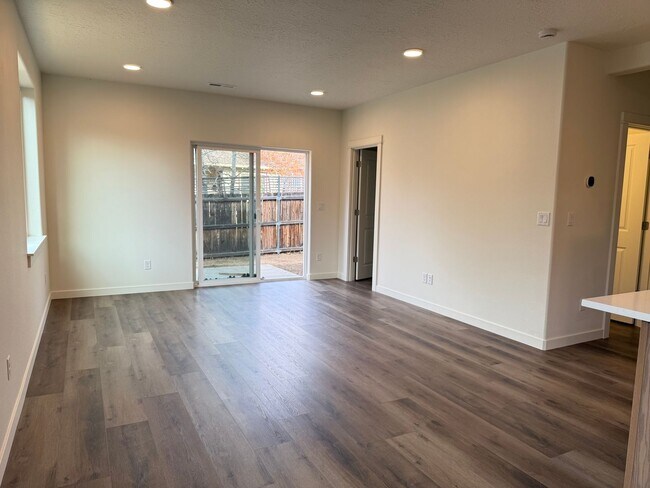 Foto del edificio - Brand New Stunning 3 Bed/2.5 Bath Townhouse-Old Farm District
