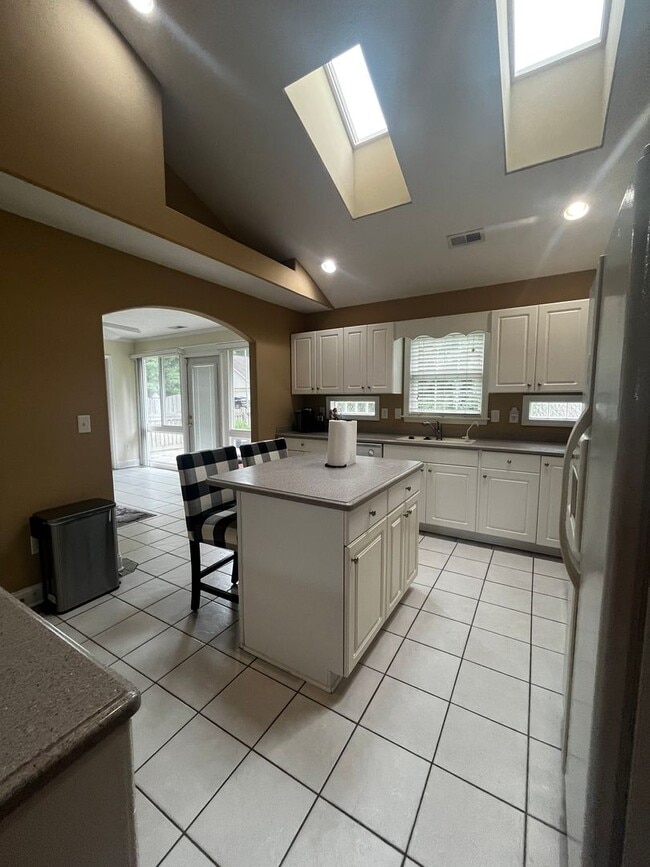 Foto del edificio - 3 bedroom 3 bath with Fenced in Yard in Ta...