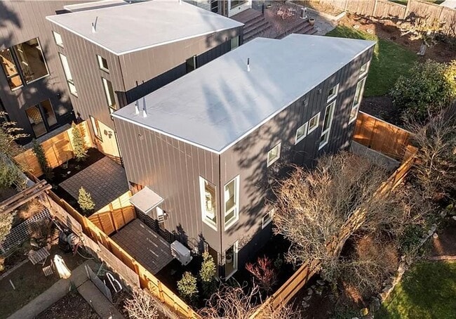 Building Photo - Modern 2-Bedroom Home in Maple Leaf!