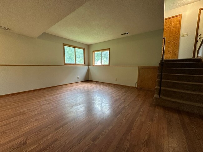 Building Photo - Huge Yard! 2 bd 1 ba 1 car garage plus par...