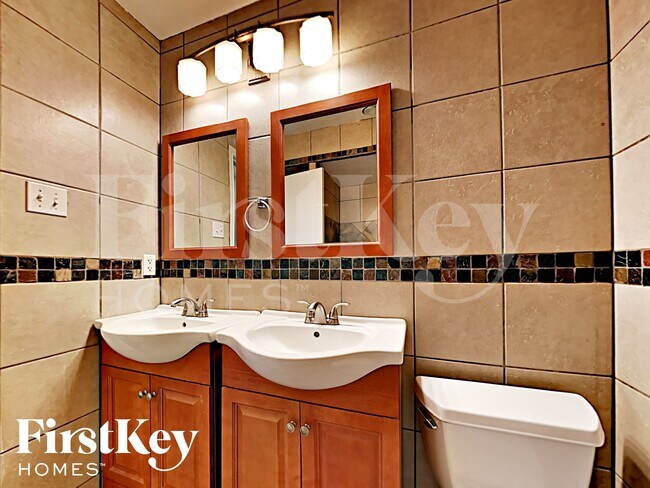 Foto del edificio - 213 E 5th St