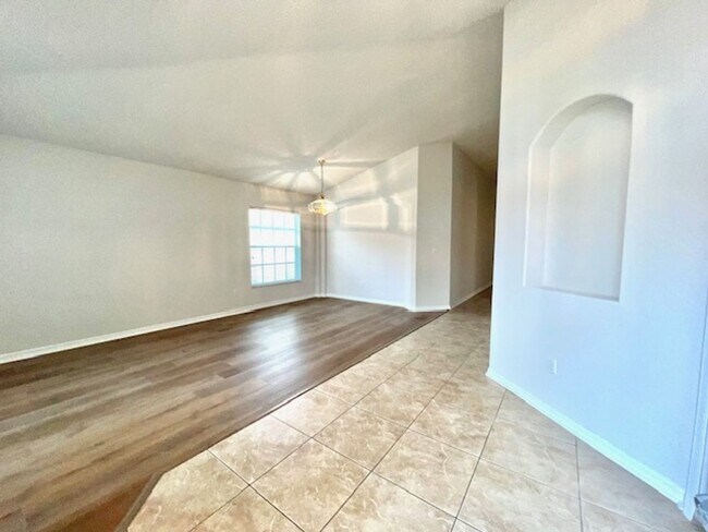 Building Photo - WELCOME HOME! MOVE IN NOW! Spacious 3 Bedr...