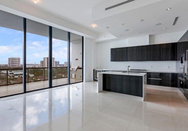 Foto del edificio - 3250 NE 188th St