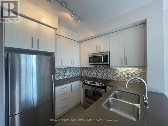 Building Photo - 55-1455 Oneida Crescent