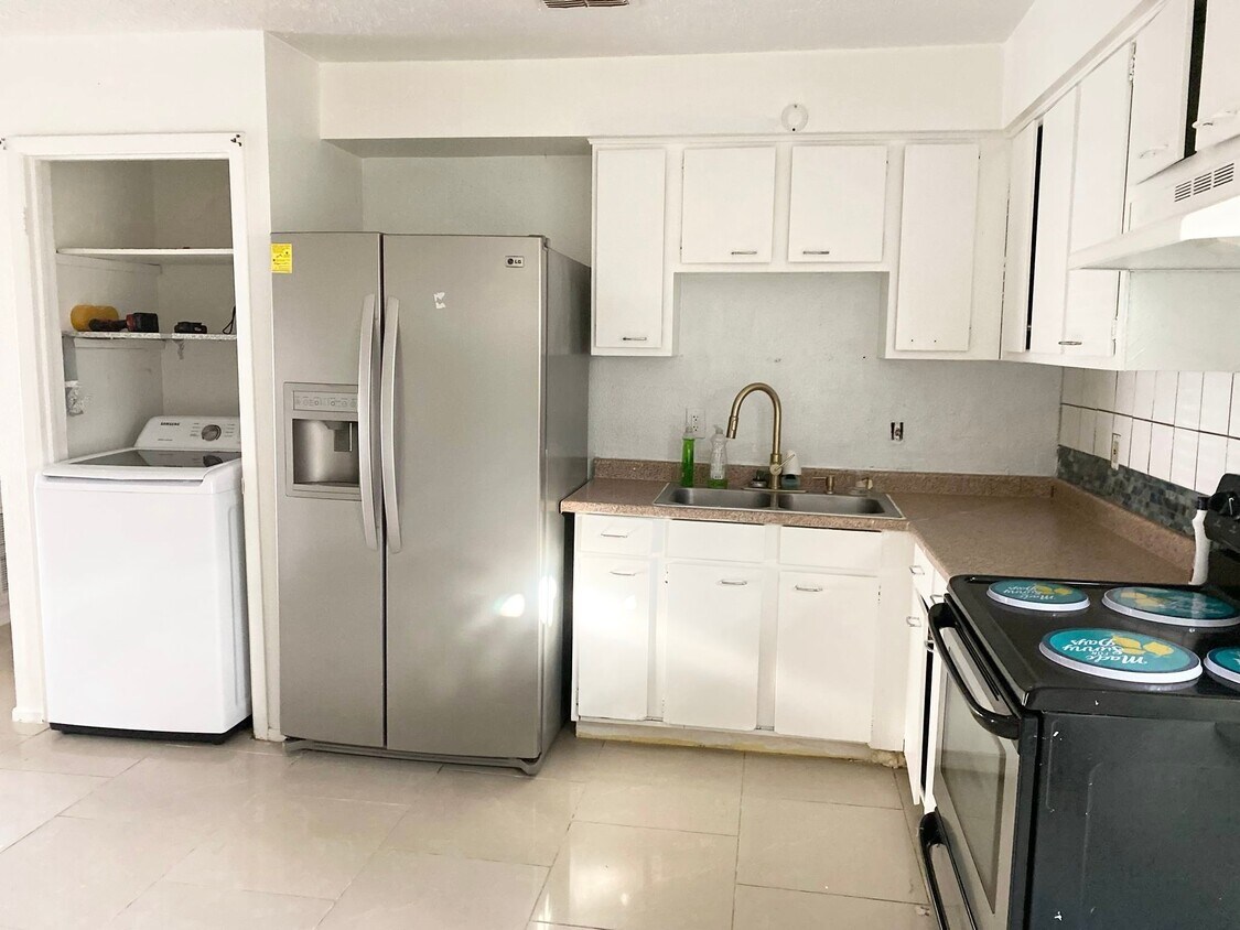 Foto principal - 7449 Cook Rd