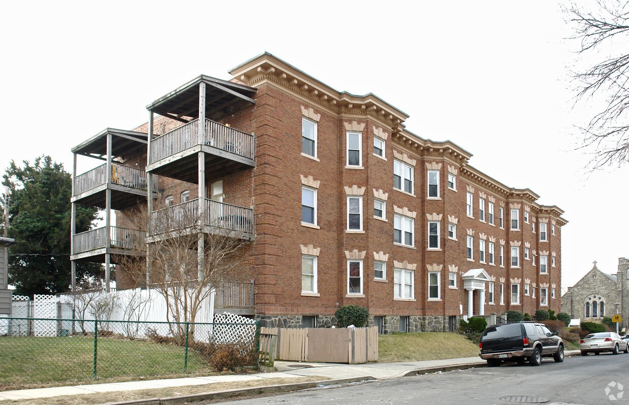 Primary Photo - Elizabethan Apartments