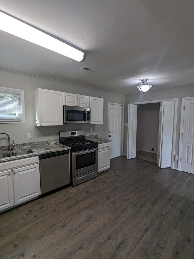 Building Photo - 1821 Moger Dr