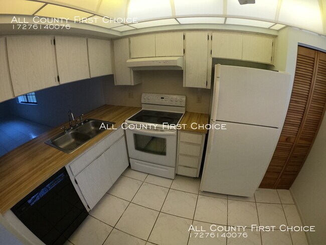 Building Photo - Spacious First Floor Ridge Groves Condo