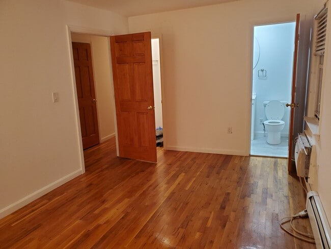 Master suite room - 3628 166th St