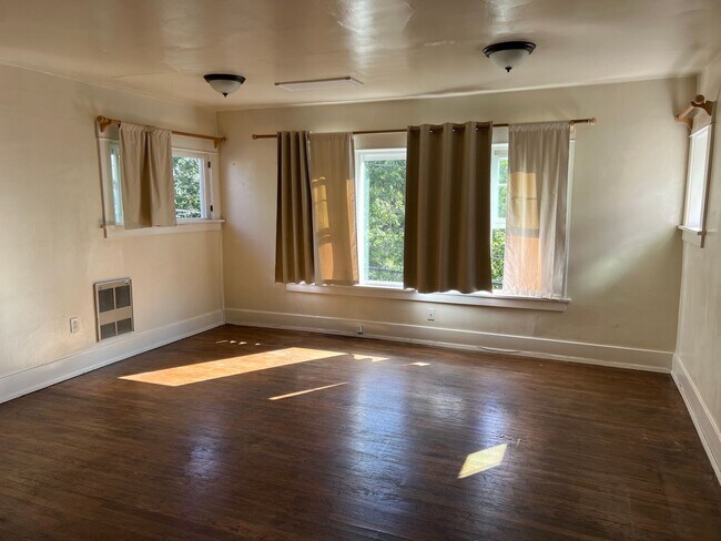 Building Photo - 12 Bedroom 8 1/2 Bathroom plus parking and...