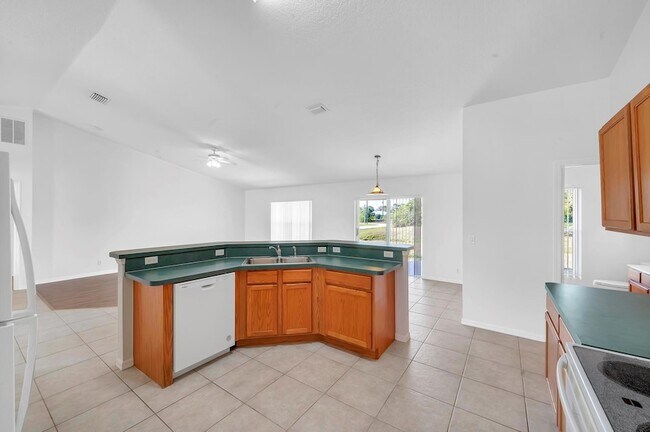 Building Photo - 446 SW S Quick Cir