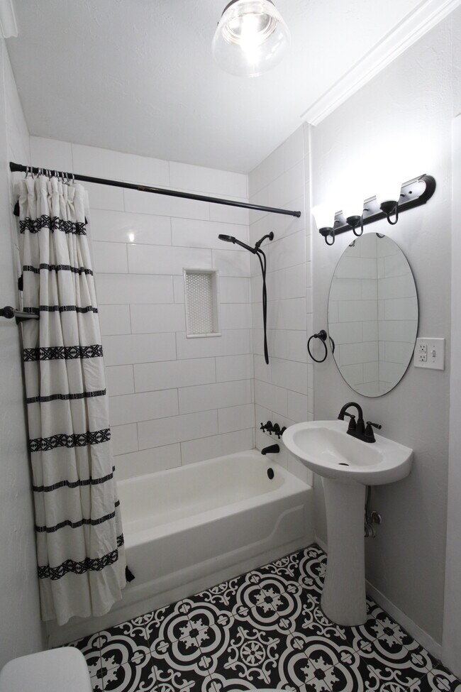 Bathroom - 619 Winnie St