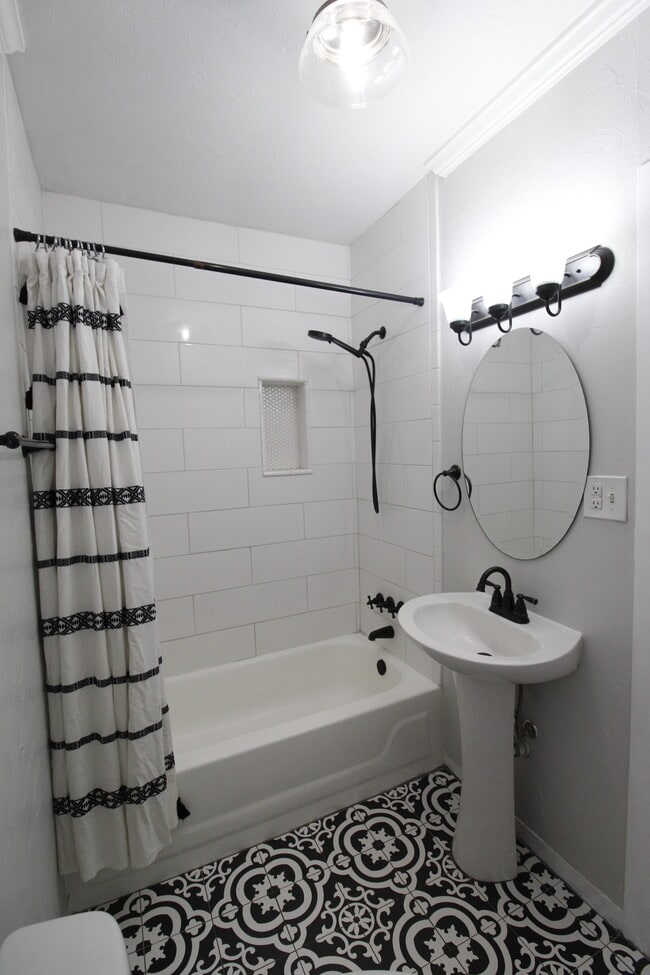 Bathroom - 619 Winnie St