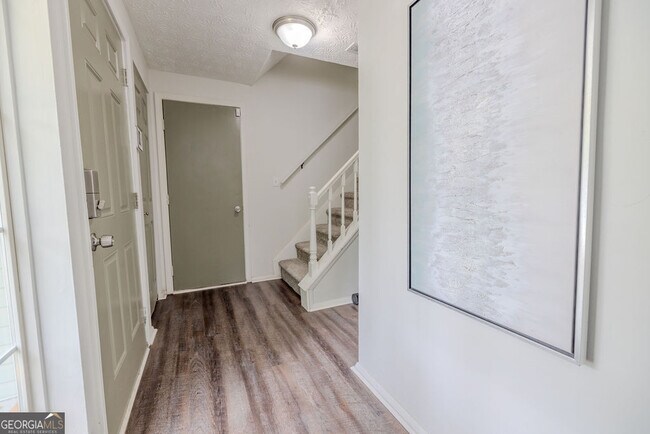 Building Photo - 2073 Raintree Pl