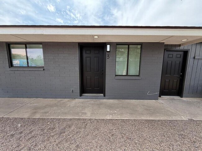 Building Photo - 1027 E Dunlap Ave