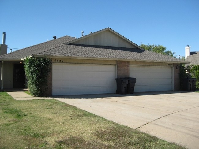 Building Photo - Rock Knoll Duplexes