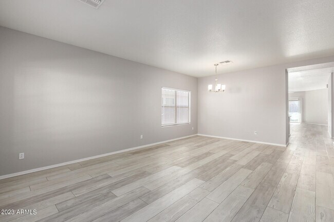 Building Photo - 2821 W Santa Cruz Ave