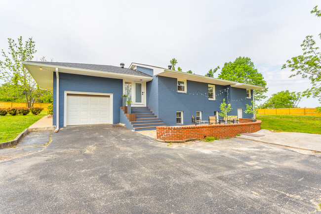 great privacy fence between neighbors and road - 8011 Shallowford Rd