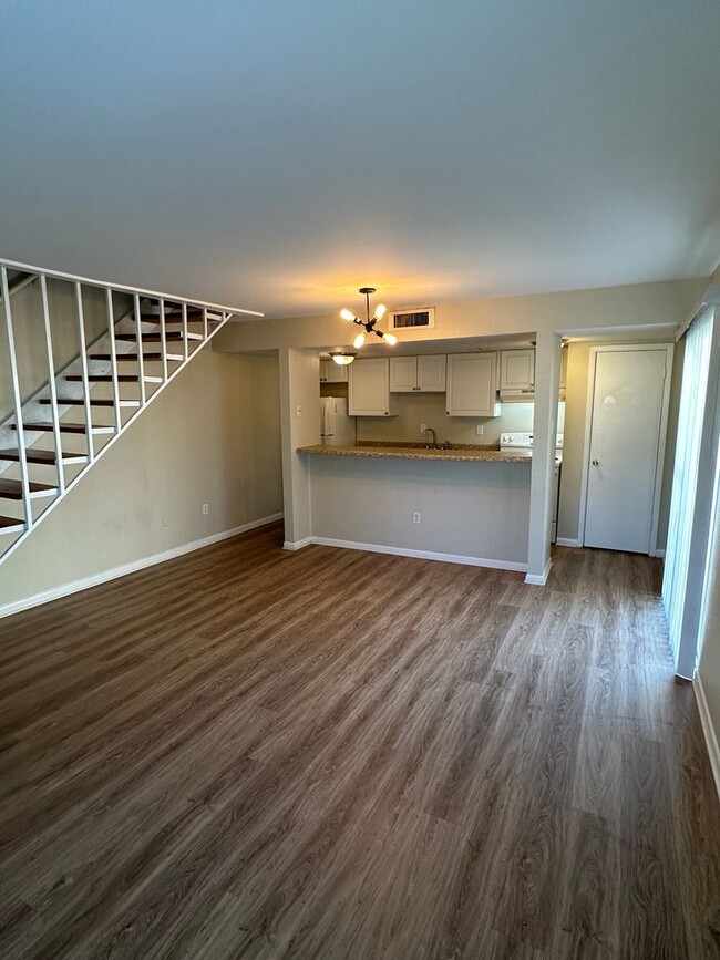 Building Photo - 1BD/1BA Townhouse located on the Germantow...