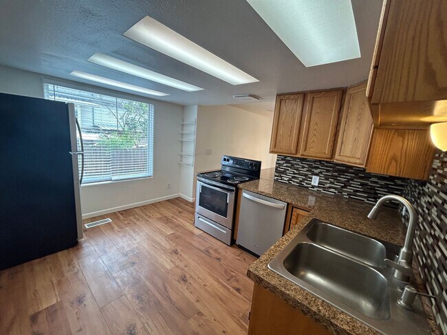 Building Photo - Beautiful 3 Bed, 2 Bath in West Central! *...