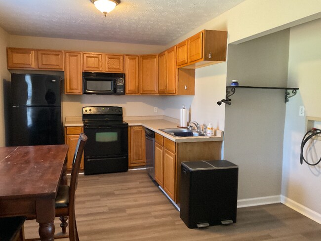 Foto del edificio - 220 Larchwood Dr