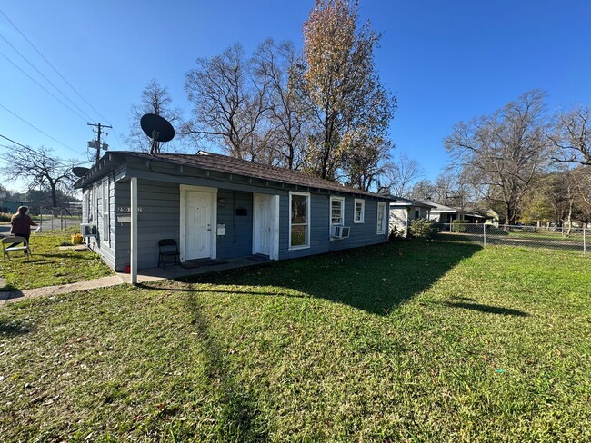 Building Photo - 1 Bedroom duplex close to Mansfield Rd...