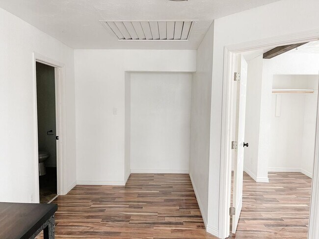 Building Photo - 244 Maurine Dr