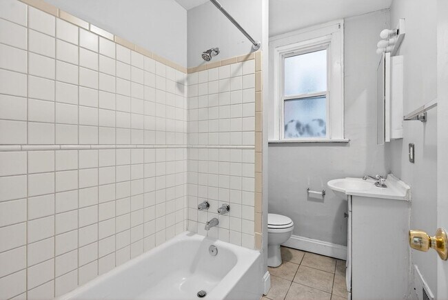 Foto del edificio - Spacious 3-Bed, 2-Bath Home with Private Deck & Garage