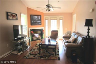 Building Photo - Large 3/ 2 Condo in Community W/ Amenities !!