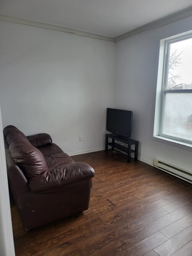 Building Photo - 1452 Av Jeanne-D'arc