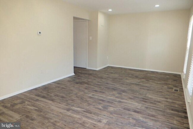 Building Photo - 17325 Sandy Knoll Dr