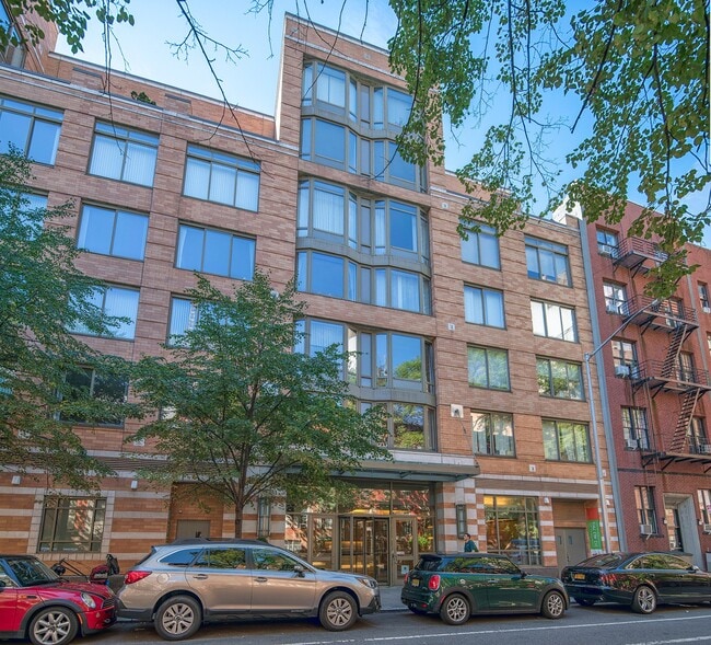Building Photo - 130 W 15th St