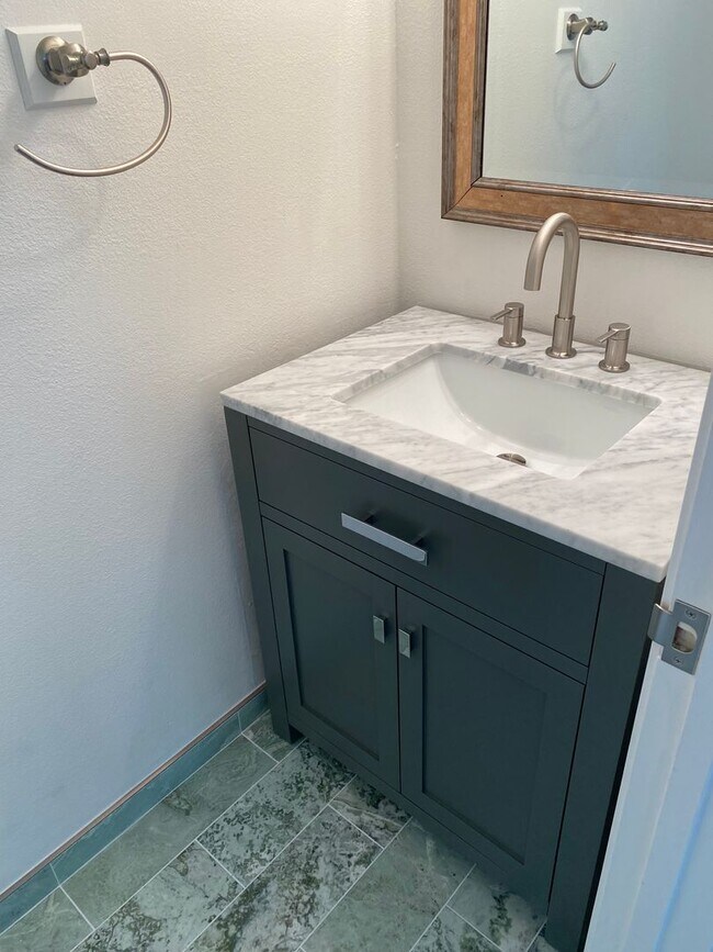 Foto del edificio - Beautifully Remodeled St. Helena Townhome with Pool Access & 2-Car Garage