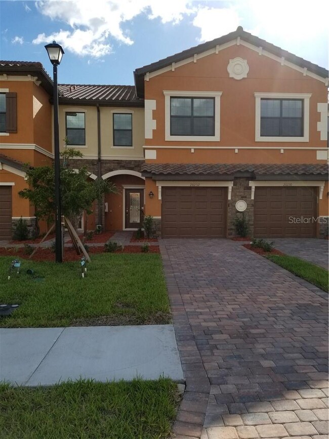 Building Photo - "Spacious 3-Bedroom Townhouse with Lake Vi...