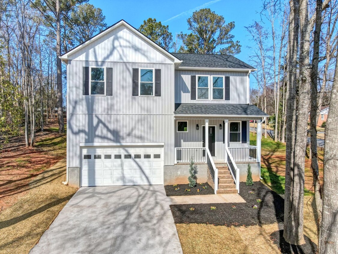 Foto principal - Stunning 4 Bedroom Home in Laurens
