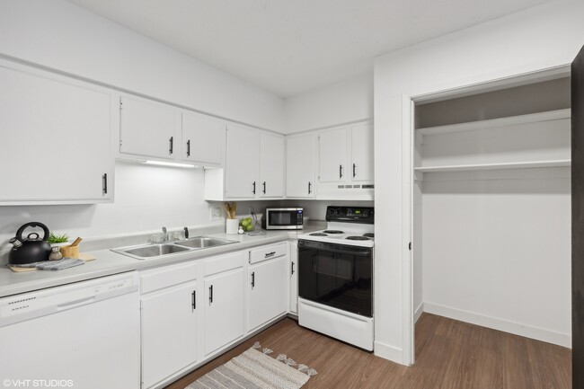 Building Photo - Twin Oaks Residences
