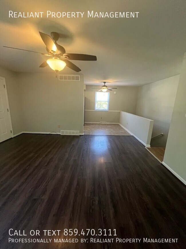 Foto del edificio - 485 Whispering Hills Dr