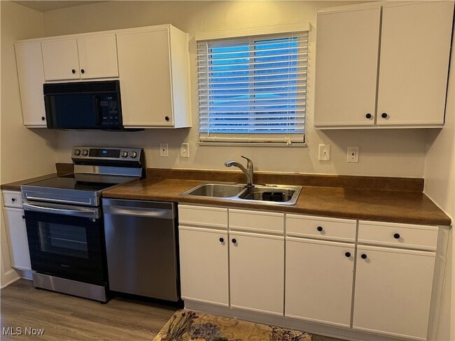 Foto del edificio - 193 Surrey Ln