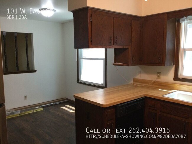 Building Photo - 3 Bedroom 1.5 bath townhome $200.00 Holida...